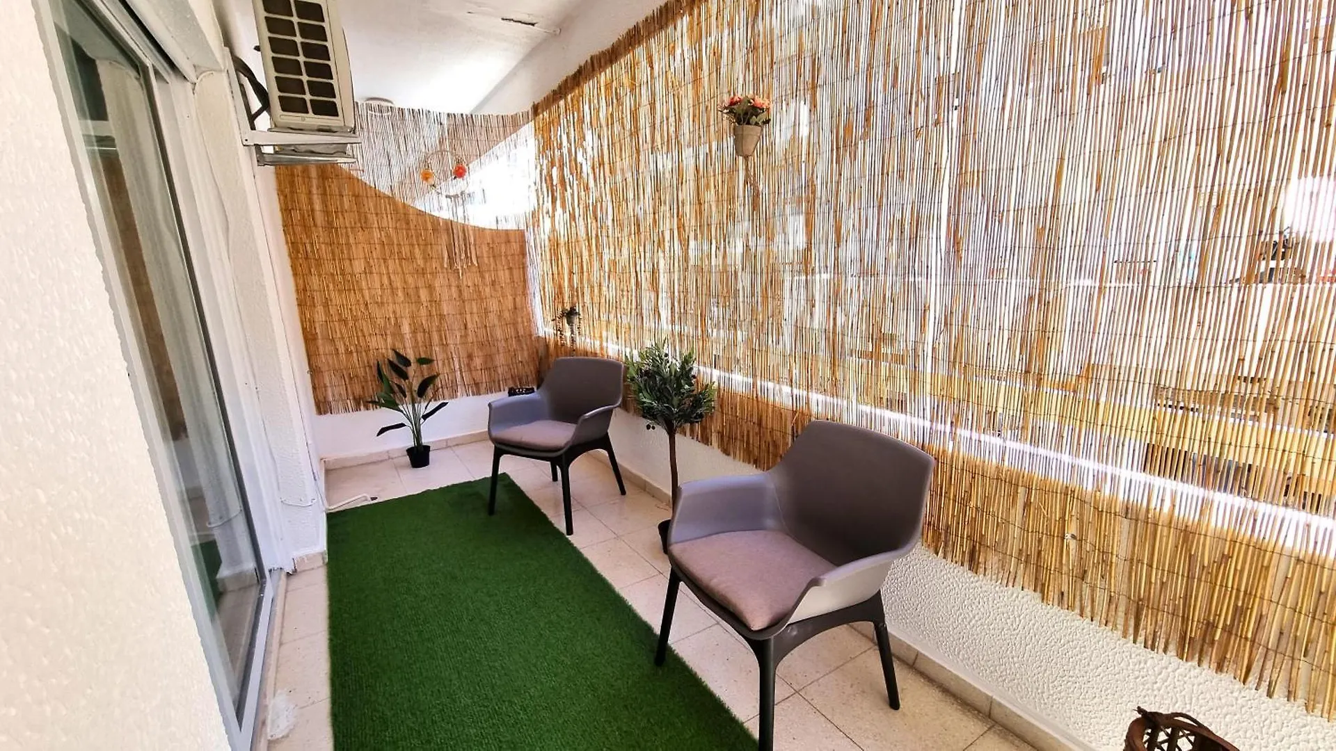 Center 2Br Apt W/ Parking And 250M Walk From Beach Larnaca 0*,  Kıbrıs