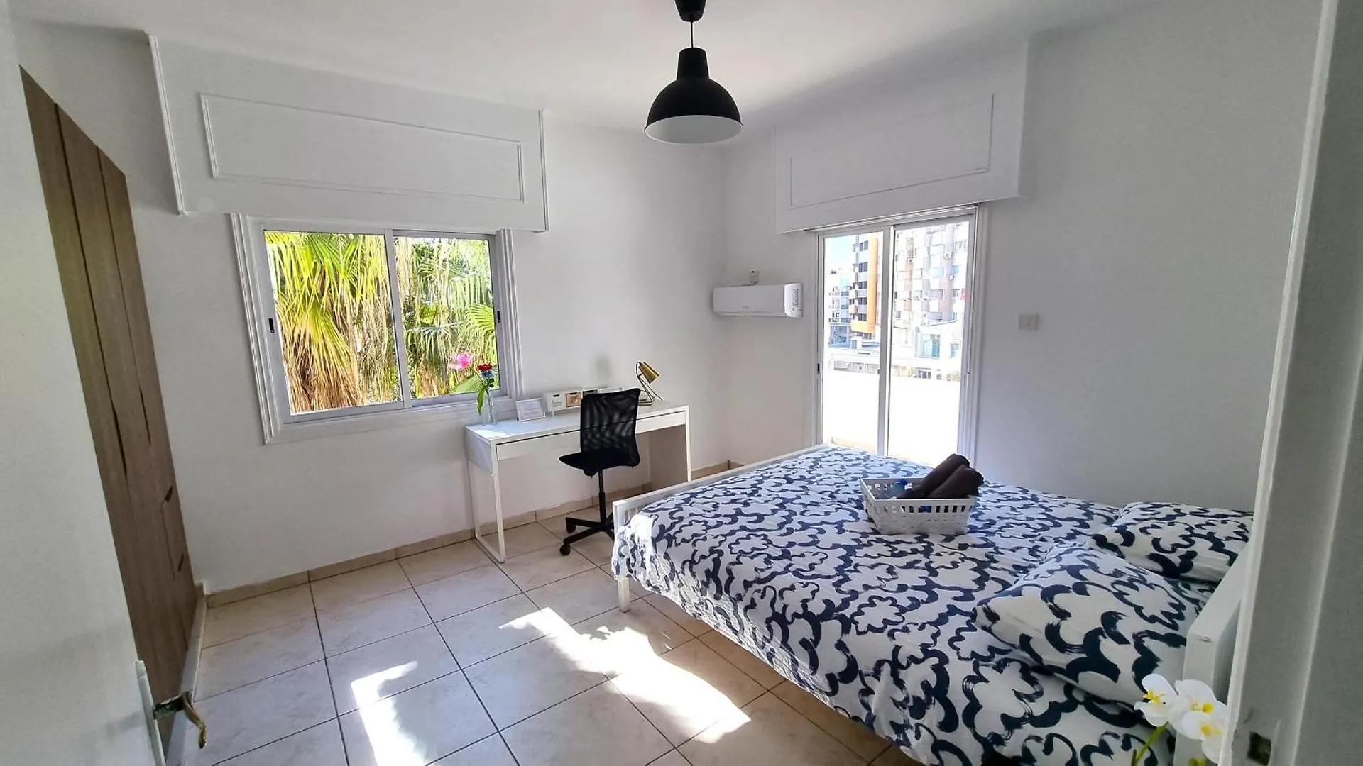 Center 2Br Apt W/ Parking And 250M Walk From Beach Larnaca Daire