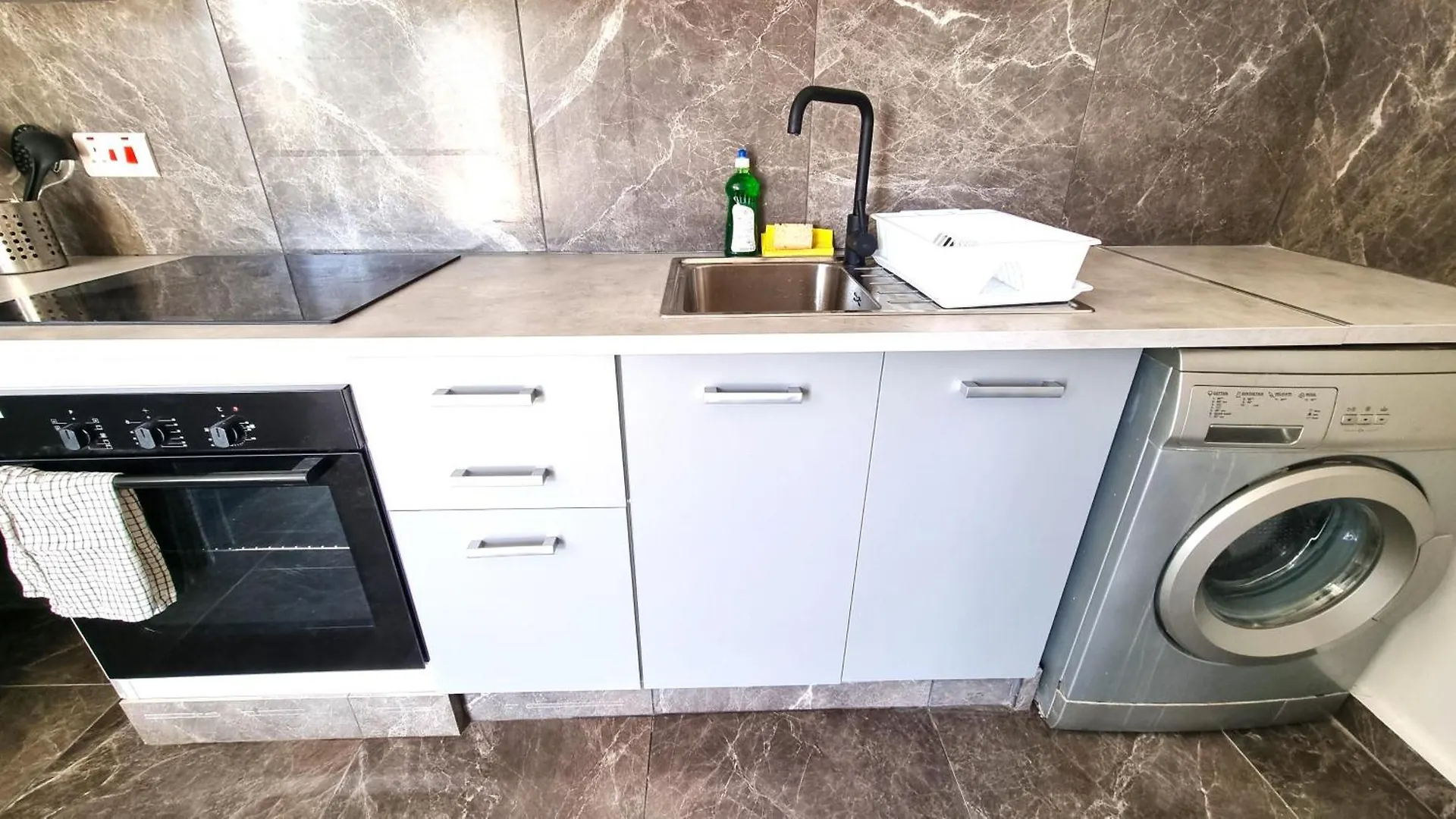 Center 2Br Apt W/ Parking And 250M Walk From Beach Larnaca Apartment