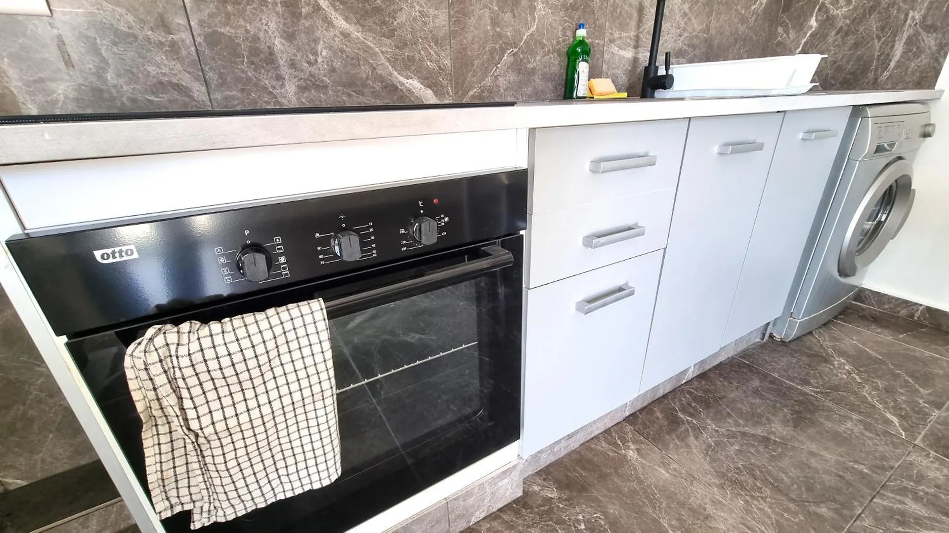 Center 2Br Apt W/ Parking And 250M Walk From Beach Larnaca