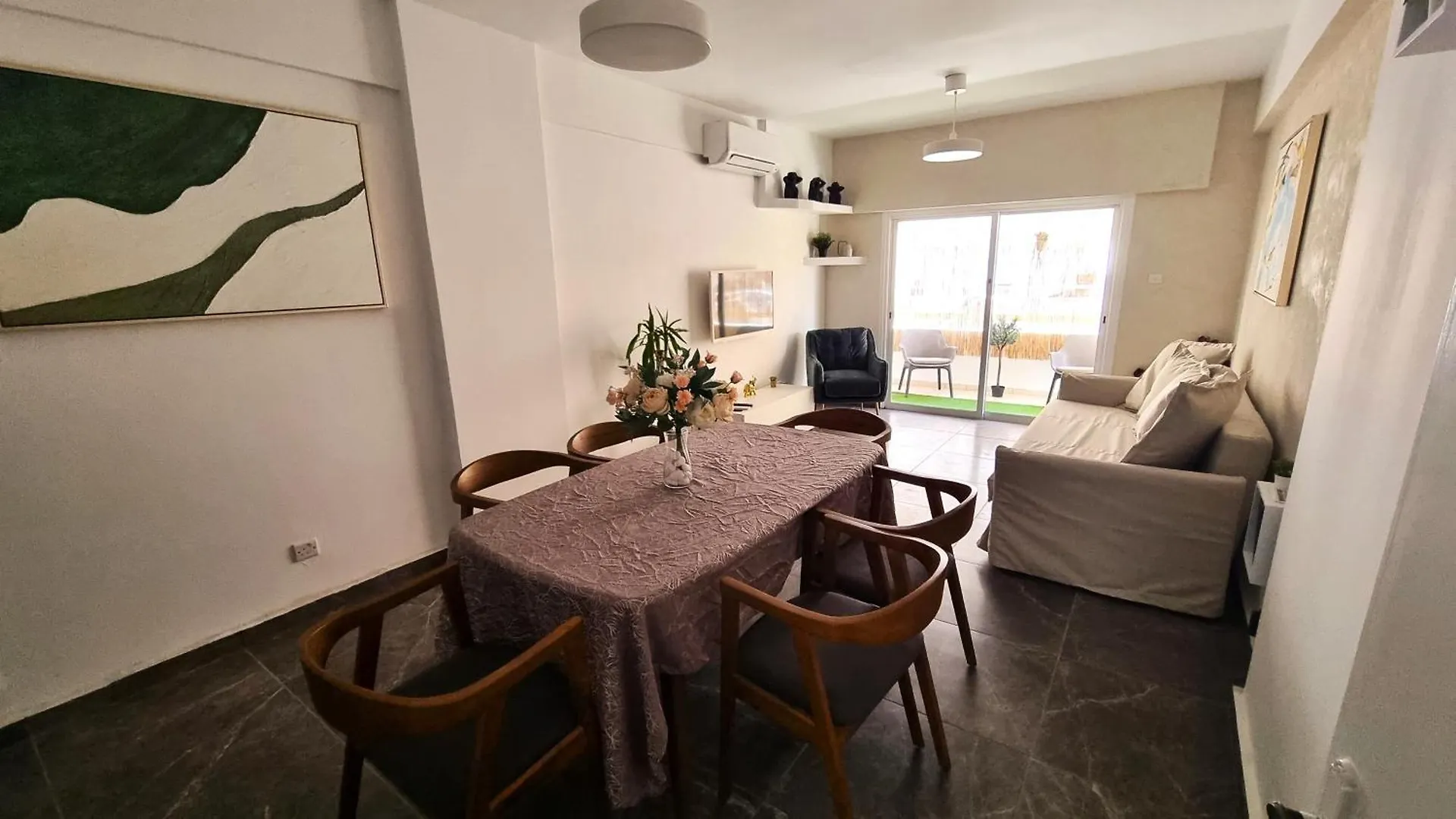 Center 2Br Apt W/ Parking And 250M Walk From Beach Larnaca
