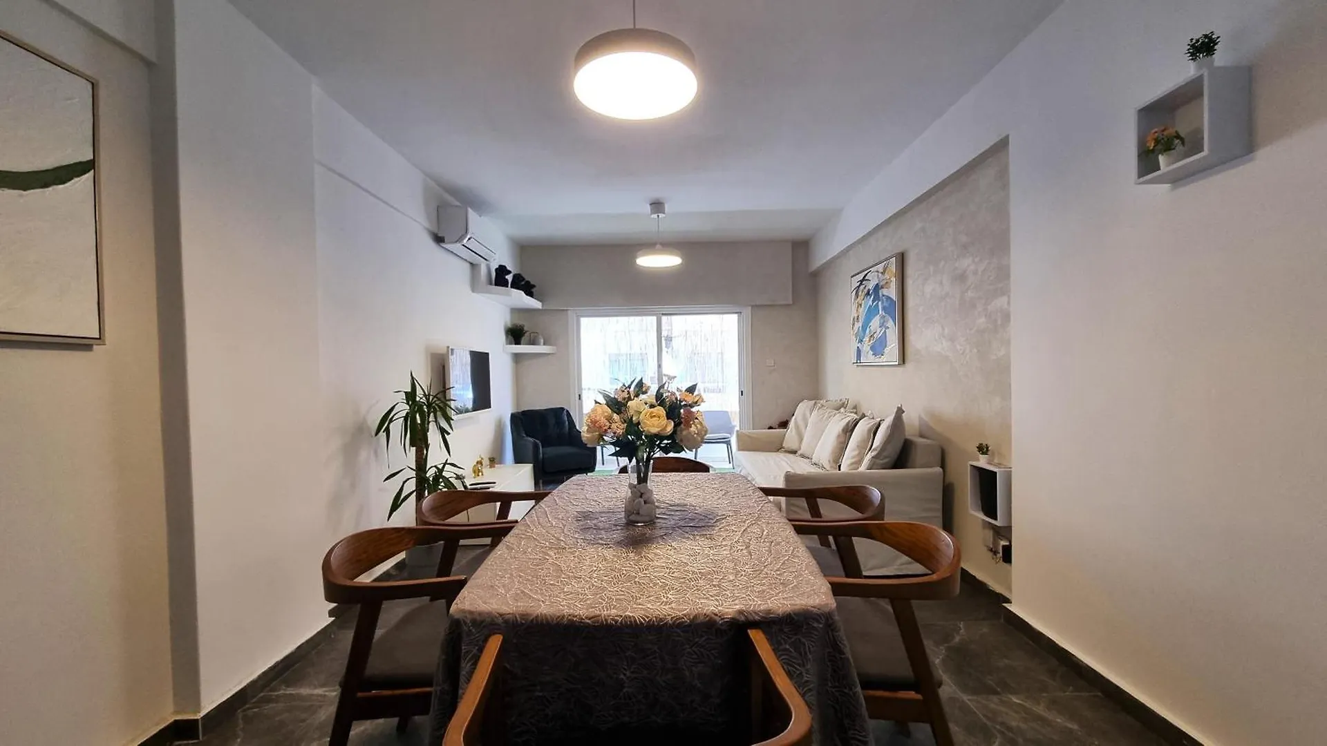 Center 2Br Apt W/ Parking And 250M Walk From Beach Larnaca Apartment