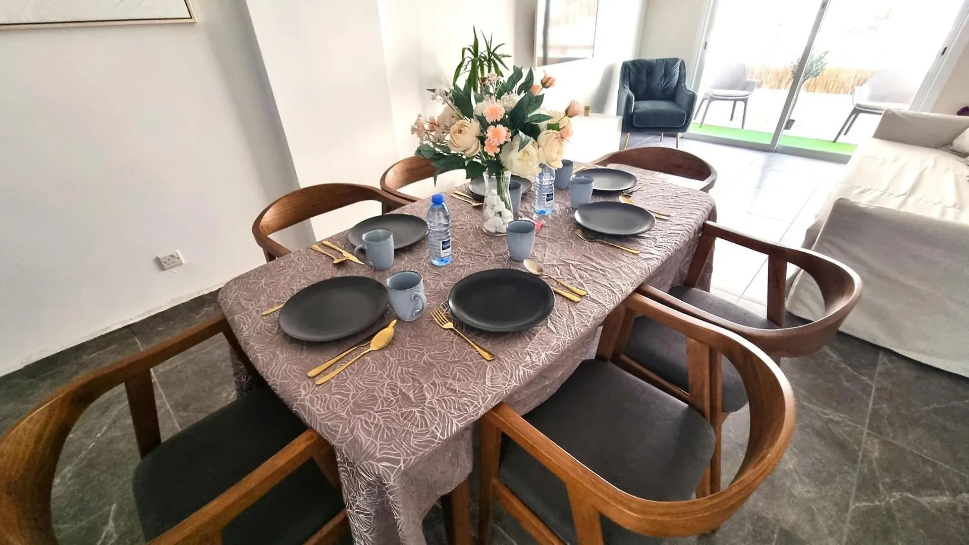 Center 2Br Apt W/ Parking And 250M Walk From Beach Larnaca