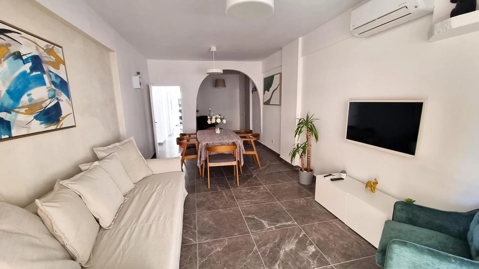 Center 2Br Apt W/ Parking And 250M Walk From Beach Larnaca