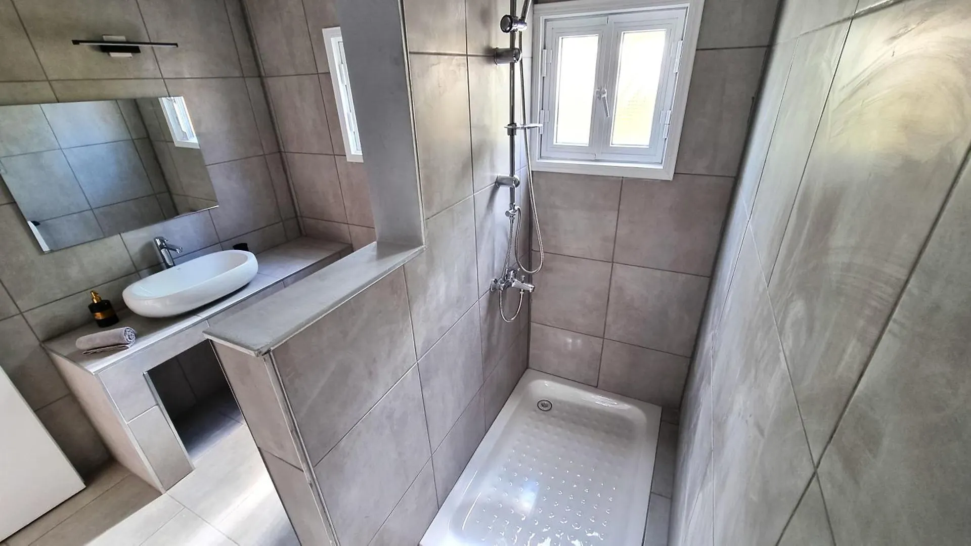 Center 2Br Apt W/ Parking And 250M Walk From Beach Larnaca